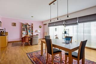<p>Op zoek naar een appartement waar ruimte, licht en een groene omgeving perfect samenkomen? Welkom in de geliefde Vijf Aprilwarande in Mortsel, waar dit verzorgde appartement van maar liefst 115 m² u verrast met zijn royale indeling, drie slaapkamers, een gezellig terras en een private autostaanplaats.</p>
<p>De lichtrijke leefruimte vormt het kloppende hart van de woning. Dankzij de grote raampartijen geniet u hier de hele dag van een aangename lichtinval. De aansluitende keuken houdt u moeiteloos in contact met uw gezin of gasten terwijl u kookt. Extra praktisch is de handige berging naast de keuken, ideaal voor voorraad, wasmachine en al uw dagelijkse spullen.</p>
<p>Achteraan wacht een gezellig terras waar u in alle rust kunt genieten van een koffie in de ochtendzon of een aperitief na een drukke werkdag. Een heerlijke buitenplek die aanvoelt als een verlengstuk van uw leefruimte.</p>
<p>Met drie volwaardige slaapkamers biedt dit appartement alle flexibiliteit die u zoekt: een gezinswoning, een thuisbureau of een hobbykamer? De keuze is aan u. De badkamer, het aparte gastentoilet en de private autostaanplaats maken het plaatje compleet.</p>
<p>Ook op vlak van energie zit u goed dankzij de gunstige EPC-score B, een mooie troef voor de toekomst én voor uw energiefactuur.</p>
<p>Gelegen in een rustige, groene buurt en toch vlak bij winkels, scholen, openbaar vervoer en belangrijke invalswegen, combineert dit appartement het beste van twee werelden.<br /><br /><strong>Troeven:</strong><br /><br />- Autostaanplaats<br />- Terras<br />- Gunstig epc<br />- Een rustige woonomgeving met een centrale ligging<br /><br /></p>
<p>Hier woont u niet alleen ruim, maar vooral heerlijk. Een plek waar thuiskomen elke dag opnieuw een plezier is.<br /><br />Attesten zijn beschikbaar via onze website: https://jamar.immo/<br /><br /><br />Wg, Gvkr, Vg, Vv, Gmo, Geen overstromingsgevoelig gebied</p>