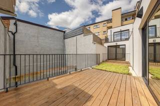 <p><span>Dit aangename </span><span>1-slaapkamerappartement</span><span> bevindt zich op de eerste verdieping van een </span><span>kleinschalig gebouw met slechts 5 appartementen</span><span> in Merksem. Een ideale woning voor wie comfortabel en rustig wil wonen met alle voorzieningen binnen handbereik.</span></p><p><span>Bij het binnenkomen kom je rechtstreeks in de </span><span>lichtrijke woonkamer met open keuken</span><span>. De keuken is volledig ingericht en voorzien van de nodige toestellen, waardoor je hier meteen aan de slag kunt.</span></p><p><span>Via de nachthal bereik je de </span><span>aparte toiletruimte</span><span>, de badkamer met </span><span>dubbele wastafel en ruime inloopdouche</span><span> en de grote slaapkamer. De indeling is praktisch en biedt een aangenaam gevoel van ruimte.</span></p><p><span>Als extra troef is er een </span><span>gemeenschappelijk terras</span><span>, een fijne plek om buiten te genieten.</span></p><p><span>De </span><span>Doelhofstraat</span><span> ligt centraal in Merksem, nabij winkels, scholen, openbaar vervoer en belangrijke verbindingswegen. Ook de Bredabaan met haar ruime aanbod aan winkels en voorzieningen bevindt zich in de nabije omgeving.</span></p><p><span>Troeven:</span></p><p><span>·Totaal renovatie</span></p><p><span>·AIRCO</span></p><p><span>·Praktische berging </span></p><p><span>·Energiezuinig dankzij lucht-lucht warmtepomp, ventilatiesysteem C en hoogwaardige isolatie  </span></p><p><span> </span></p><p><span>Op zoek naar een comfortabel appartement met een praktische indeling in een kleinschalige residentie? Contacteer ons voor meer informatie of een bezoek via 03 646 66 55 of info@sinjoor.be.</span></p>