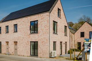 <p><strong>BEN-woonerf in het hart van Dikkelvenne – exclusief wonen in het groen</strong></p>
<p>In het charmante en landelijke Dikkelvenne verrijst dit kleinschalige en kwalitatieve woonerf bestaande uit <strong>6 energiezuinige woningen</strong>. Het project omvat <strong>4 nieuwbouwwoningen</strong> en <strong>2 volledig gerenoveerde entiteiten (vernieuwbouw)</strong>, ontworpen met oog voor <strong>comfort, privacy en maximale lichtinval</strong>.</p>
<p>De woningen voldoen aan strenge energieprestaties (<strong>max. S31 en E30</strong>) en zijn uitgerust met moderne technieken die zorgen voor een duurzame en toekomstgerichte woonervaring.</p>
<p><strong>Unieke ligging</strong></p>
<p>Gelegen in een uitzonderlijk groene omgeving geniet u hier dagelijks van rust en natuur.<br />Vanop uw terras heeft u een prachtig zicht op het park en het naastgelegen kasteel – een zeldzame troef die dit project echt bijzonder maakt.</p>
<p><strong>Hoogwaardige afwerking & technieken</strong></p>
<p>Elke woning is standaard voorzien van:</p>
<ul>
<li>Lucht/water-warmtepomp</li>
<li>Vloerverwarming</li>
<li>Uitstekende isolatie</li>
<li>Ventilatiesysteem volgens de huidige normen</li>
</ul>
<p><strong>Praktische info</strong></p>
<ul>
<li><strong>9 privatieve parkeerplaatsen</strong> achteraan het woonerf (exclusief voor bewoners)</li>
<li>Verkoopprijs omvat:</li>
<ul>
<li>Volledig afgewerkte woning (<strong>excl. keuken</strong>)</li>
<li>Buitenaanleg</li>
<li>Eén parkeerplaats</li>
</ul>
<li>Vermelde oppervlaktes zijn <strong>bruto oppervlaktes</strong></li>
</ul>
<p><strong>Aankoopvoorwaarden</strong></p>
<ul>
<li><strong>Nieuwbouwwoningen (4)</strong>:</li>
<ul>
<li>Registratierechten op grondaandeel</li>
<li>BTW op constructieaandeel</li>
<li>Mogelijkheid tot aankoop aan <strong>6% BTW</strong> (onder voorwaarden)</li>
</ul>
<li><strong>Gerenoveerde entiteiten (2)</strong>:</li>
<ul>
<li>Registratierechten op grondaandeel</li>
<li><strong>21% BTW</strong> op constructieaandeel</li>
</ul>
</ul>
<p><strong>Waarom kiezen voor dit project?</strong></p>
<ul>
<li>Energiezuinig en toekomstgericht wonen</li>
<li>Rustige, groene topligging</li>
<li>Kleinschalig en exclusief karakter</li>
<li>Hoog wooncomfort en kwalitatieve afwerking</li>
</ul>
Contacteer Anthony voor meer informatie op <strong>0488 14 62 77</strong><br />
<p></p>