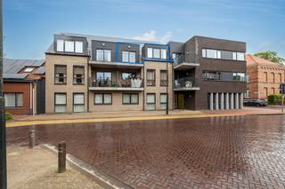 <div><span><span>Serviceflat in centrum Arendonk op de bovenste verdieping met terras en 1 slaapkamer.<br /></span></span></div>
<div><span><span>Gelegen in het centrum van Arendonk met winkels, restaurants en openbaar vervoer.</span></span></div>
<div><span><span> </span></span></div>
<div><span><span>Omschrijving:</span></span></div>
<div><span><span>Het appartement ligt op de bovenste verdieping en is te bereiken via lift.<br />De inkomhal komt uit in de leefruimte. Deze mooie open ruimte is opgedeeld in een zithoek, eethoek en open keuken met aanpalende berging. De keuken is volledig geïnstalleerd en de berging doet dienst als wasplaats en technische ruimte. Naast de leefruimte bevindt zich de ruime slaapkamer met toegang tot het terras en een aanpalende badkamer. De moderne badkamer is voorzien van een douche, toilet en wastafel. Alle ruimtes en deuren zijn tevens aangepast aan rolstoel gebruikers.</span></span></div>
<div><span><span> </span></span></div>
<div><span><span>Het gebouw is alsook voorzien van een gemeenschappelijke ontspanningsruimte.<span> </span></span></span></div>