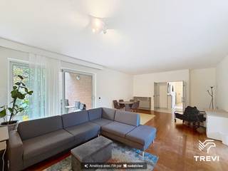 <p><b><span>SINT-LAMBRECHTS-WOLUWE: Gelegen nabij het Roodebeekpark en het Woluwe Shopping Center, mooi appartement met 2 slaapkamers van ±107 m² op de 1e verdieping met lift. Het appartement bestaat uit een inkomhal, slaapkamer ±12 m², badkamer, toilet, slaapkamer ±14 m², ruime woonkamer ±38 m², volledig uitgeruste keuken (oven, kookplaat, dampkap, koelkast, diepvriezer en vaatwasser), wasruimte, zuidgericht terras ±5 m², kelder nr. 11 en verplichte parkeerplaats nr. 11 aan €100/maand extra. Kosten: voorschot van €250/maand, inclusief de gemeenschappelijke delen en koud water. Eenmalige verhuisvergoeding van €100. EPC: D Beschikbaar vanaf 01/11/2026.</span></b></p>
<p><span> </span></p>
<p><u><span>Op de 1e verdieping met lift:</span></u></p>
<ul>
<li><span>Inkomhal</span></li>
<li><span>Slaapkamer ±12 m²</span></li>
<li><span>Badkamer</span></li>
<li><span>Toilet</span></li>
<li><span>Slaapkamer ±14 m²</span></li>
<li><span>Ruime woonkamer ±38 m²</span></li>
<li><span>Volledig uitgeruste keuken (oven, kookplaat, dampkap, koelkast, diepvriezer en vaatwasser)</span></li>
<li><span>Wasruimte</span></li>
<li><span>Zuidgericht terras ±5 m²</span></li>
</ul>
<p><span> </span></p>
<p><span>Kelder nr. 11 en verplichte parkeerplaats nr. 11 aan €100/maand extra.</span></p>
<p><span>Eenmalige verhuisvergoeding van €100.</span></p>