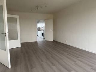 <p><span>RUIM, LUMINEUS EN OPGEFRIST APPARTEMENT 100M² MET 2 SLAAPKAMERS, TERRAS, BALKON EN KELDERBERGING</span></p><p><span>6de verdieping met lift in een goed onderhouden residentie - ligging nabij centrum en station met vlotte bereikbaarheid via N16, A12, N17 en E17</span></p><p><span> </span></p><p><span>Ruime Inkomhal met vestiaire / wc / living met eetplaats (30m²) met toegang tot balkon / ruime super-ingerichte keuken voorzien van wasmachine (16m²) met toegang tot terras (met mooi verzicht) / badkamer met wastafel en inloopdouche / 2 slaapkamers (4,2 x 3,4m; 3,4 x 3,4m).</span></p><p><span> </span></p><p><span>Individuele berging op gelijkvloers / Gemeenschappelijke fietsenberging.</span></p><p><span> </span></p><p><span>Appartement is voorzien van lichtarmaturen (LED-verlichting).</span></p><p><span><br />Lasten gemene delen: € 65 (onderhoud gemene delen, gebruik lift en elektriciteit gemene delen) (jaarlijkse afrekening).</span></p><p><span>Lasten appartement: € 125 (koud en warm water appartement en verwarming appartement) (jaarlijkse afrekening).</span></p><p><span> </span></p><p><span>Appartement is bewoonbaar door maximaal 3 personen.</span></p><p><span> </span></p><p><span> </span></p>