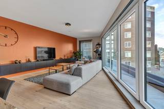<p>Ontdek deze prachtige penthouse op de 3e verdieping, die gelegen is in het centrum van Deinze, op wandelafstand van het station, winkels en alle nodige voorzieningen. Dit exclusieve appartement combineert modern comfort met een ideale ligging.</p><p></p><p>Deze penthouse beschikt over 2 terrassen, een zonnig terras aan de living en een kleiner terras aan de slaapkamer.</p><p>De strakke en moderne keuken is volledig uitgerust met hoogwaardige toestellen, waardoor koken een waar plezier wordt.</p><p>Er zijn twee ruime slaapkamers met grote raampartijen, die zorgen voor een open en luchtig gevoel.</p><p>De stijlvolle badkamer is voorzien van een ruime inloopdouche, die een aangename en luxueuze ervaring biedt.</p><p></p><p>Bovendien is er extra comfort dankzij de vloerverwarming, die doorheen de leefruimte en badkamer loopt.</p><p>Alsook de hoogwaardige afwerking met parketvloer en smeedijzeren deur.</p><p>De aanwezigheid van 9 zonnepanelen is een groot pluspunt.</p><p></p><p>€ 70 provisie</p>