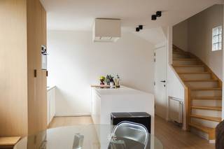 <p><span>GENT - Krijgsgasthuisstraat 2B: Ben je op zoek naar een </span><span>ruim duplex appartement te huur in Gent?</span><span> Dan is dit pand mogelijk iets voor jou.</span></p><p><span> </span></p><p><span>De voornaamste troeven:</span></p><ul><li><span>Kwalitatief gerenoveerd</span></li><li><span>Lichtrijke leefruimtes</span></li><li><span>Uitstekende locatie: nabij supermarkten, winkels, restaurants, etc.</span></li><li><span>Vlakbij belangrijke uit- en invalswegen</span></li></ul><p><span> </span></p><p><span>Indeling:</span></p><p><span>Het duplex appartement is gelegen op de eerste verdieping zonder lift.</span></p><p><span>Lichtrijke leefruimte met terras, volledig ingerichte open keuken. Op de verdieping bevindt zich de hal met ingebouwde kast, twee slaapkamers, apart toilet en de badkamer uitgerust met douche, lavabomeubel en aansluiting wasmachine.</span></p><p><span> </span></p><p><span>Ruime kelderberging aanwezig!</span></p><p><span> </span></p><p><span>Belangrijke informatie:</span></p><p><span>Beschikbaar vanaf: 01/11/2026. Domicilie verplicht.</span></p><p><span>Huurprijs: € 1.200 euro/maand + € 10 euro/maand algemene kosten. EGW (elektriciteit, gas en water) afzonderlijk af te rekenen. </span></p><p><span> </span></p><p><span>Interesse in dit knap appartement? Vraag dan snel jouw bezoek aan via onze website www.axellenaerts.be!</span></p><p><span> </span></p>