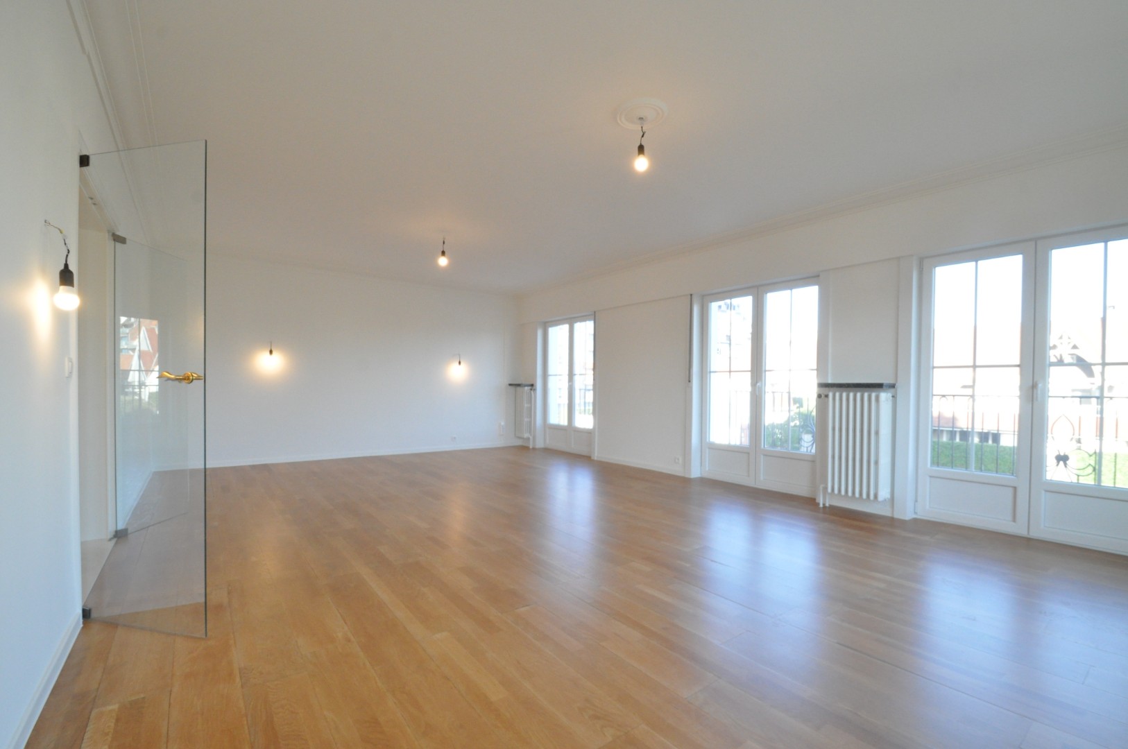 Recent vernieuwd, 3 slaapkamer appartement met zijdelings zeezicht en rondom terrassen,  in statige residentie vlakbij het Albertstrand. - foto 4