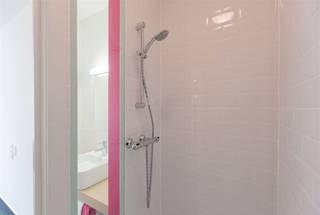 <p><span>Investeringsvastgoed met huurgarantie tem 2033-2034!</span></p><p><span>Bent u op zoek naar een zorgeloze investering? Deze gezellige kamer is gelegen op de 2de verdieping van een recent gebouw (bj 2013) met een gewaarborgde huurinkomst tem 2033-2034. De huur bedraagt actueel €547/maand en wordt ieder jaar geïndexeerd. </span></p><p><span>De kamers zijn vast verhuurd door de beheerder in het gebouw en kunnen niet voor eigen gebruik worden aangekocht zolang de huurgarantie loopt. </span></p><p><span> </span></p><p><span>De kamer beschikt over een eigen badkamer, slaapvertrek, ijskast, bed, kleerkast en bureau. De huurders beschikken daarnaast over een gemeenschappelijke keuken, studeerruimte, bar, lounge, groen terras en fietsenstalling. </span></p><p><span> </span></p><p><span>Mis deze unieke kans niet!</span></p>