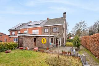 - Halfopen woning met goede bereikbaarheid <br />- Uitstekende ligging in Roeselare: Beversesteenweg 520<br />- Zeer ruime, gezellige leefruimte met houtkachel <br />- Centrale verwarming op stookolie (conforme ondergrondse tank in de tuin)<br />- Uitgeruste keuken met eetplaats <br />- Zuidgerichte tuin met groot terras en bijgebouw <br />- 3 volwaardige slaapkamers <br />- Badkamer met douchebad, wastafelmeubel en toilet <br />- Zolder <br />- Regenwaterput <br />- EPC: 762 kWh/m²/jaar, label F, UC:2731868 <br />- Richtprijs: € 274.500