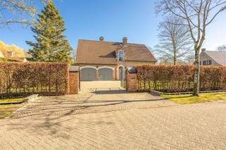 Perfect onderhouden villa palend aan natuurgebied in een doodlopende straat. * Gelijkvloers : inkomhal op keramische tegel, vestiaire, gastentoilet,...
