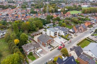 Ontwikkelingsmogelijkheden/Beleggingseigendom/Commercieel/Kantoren met woongelegenheid.<br /><br />Dit ruime rechthoekig perceel heeft een totale oppervlakte van 1.350 m² en geniet een bijzonder gunstige ligging aan het STERREBOS, in de onmiddellijke nabijheid van het AZ DELTA. <br /><br />Op het perceel bevindt zich een kleinschalig appartementsgebouw met vier energiezuinige verhuurde appartementen, vier garages, parkeergelegenheid en een tuin. <br /><br />De eigendom biedt ook tal van ontwikkelingsmogelijkheden. Zo kan het ook worden ingericht als kantoorruimte, schoonheidssalon e.d., of een andere commerciële uitbating, gecombineerd met een comfortabele woongelegenheid. Een ideale opportuniteit voor wie wonen en werken op één TOPLOCATIE wil combineren. <br />Dankzij de ruime parkeergelegenheid genieten bovendien zowel bewoners, klanten als bezoekers van een vlotte en gemakkelijke toegankelijkheid. <br /><br />Wenst u meer informatie of een bezoek aan deze eigendom, contacteer Angélique op 0484/74 25 68.