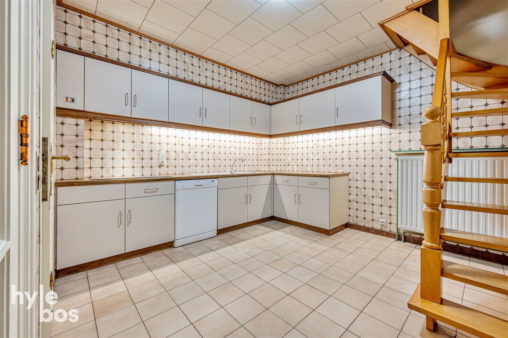 Ruim bovenhuis met groot magazijn in het centrum van de stad - foto 5