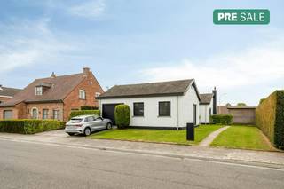 In de rustige en residentiële omgeving van De Melkweg 22 te Kuurne vindt u deze recent gerenoveerde bungalow. De woning combineert moeiteloos een strakke, eigentijdse architectuur met hoogwaardige energieprestaties en een uitstekende bereikbaarheid.<br /><br />Indeling van de woning:<br /><br />U komt binnen via een ruime inkomhal met vestiaireruimte en een apart gastentoilet. De royale leef- en eetruimte vormt de absolute blikvanger van de woning. Dankzij de overvloedige raampartijen baadt de ruimte in het licht. Een sfeervolle gashaard, een geïntegreerde bureauhoek en een geïnstalleerde keuken met hoogwaardige SMEG-toestellen (Amerikaanse frigo, ingebouwde koffiemachine, ...) maken dit het hart van de woning.<br /><br />Aansluitend op de keuken bevindt zich een uiterst praktische koele berging waar ook de technieken zijn ondergebracht.<br /><br />De onderhoudsvriendelijke tuin is ontworpen om optimaal te genieten. U vindt er een ruim terras met een grote zonneluifel, een sfeervolle pergola en een praktische tuinberging.<br /><br />De master bedroom is voorzien van een eigen ensuite badkamer (bad, inloopdouche, toilet en wasmeubel) en een stijlvolle dressing. De tweede volwaardige slaapkamer biedt extra flexibiliteit. Daarnaast is er een aparte ruimte voorzien waarin alle leidingen en technieken reeds aanwezig zijn om eenvoudig een tweede badkamer te installeren (momenteel wordt deze benut als multifunctionele ruimte).<br /><br />Met een aparte wasplaats, een inpandige garage (mogelijkheid tot derde slaapkamer) én een oprit met plaats voor twee auto's geniet u hier van maximaal gebruiksgemak als gezin.<br /><br />De woning is volledig instapklaar. Op maat gemaakte verduisterende gordijnen en stijlvolle verlichting blijven aanwezig. Verder is de bungalow verfijnd afgewerkt met strakke blokdeuren en zijn alle ramen voorzien van vliegenramen.<br /><br />Extra troeven:<br />- Geïnstalleerd alarmsysteem<br />- Strakke en kwalitatieve afwerking<br />- Instapklaar geheel<br />- Zonnepanelen en een zeer gunstig EPC B-label<br /><br />Wilt u deze instapklare bungalow zelf komen ontdekken? Contacteer Michelle via 0493 25 46 81 of michelle.decoutere@dewaele.com voor een afspraak!<br /><br />De eigendom wordt aangeboden via de Pre-sale formule. Van 05/10/2026 om 09:00 tot 10/10/2026 om 12:00 kan u Bungalow op afspraak komen bezichtigen en een bod uitbrengen. De vermelde prijs is een instelprijs. Voor meer info, gelieve contact op te nemen met de dossierverantwoordelijke.<br /><br />Bestuursmaatregelen in het maatregelenregister: nee