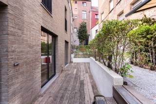 Dit charmante duplexappartement bevindt zich in de voormalige Makelarenplaats, gelegen in de Kloosterstraat, één van de meest karaktervolle en levendige straten van Antwerpen. De centrale ligging combineert een authentieke sfeer met een ruim aanbod aan winkels, gezellige horecazaken en culturele hotspots, allemaal op wandelafstand.<br /><br />Op het gelijkvloers bevindt zich de inkomhal met gastentoilet en praktische berging. Deze loopt door naar de lichtrijke leefruimte, waar de grote raampartijen zorgen voor een aangename lichtinval en een mooi contact met het gezellige terras. De parketvloer brengt extra warmte en sfeer in het geheel. Aansluitend bevindt zich de halfopen keuken, die voorzien is van voldoende opbergruimte en de nodige inbouwtoestellen.<br /><br />De eerste verdieping is ingericht met een ruime master bedroom, voorzien van airconditioning en tal van ingemaakte kasten. Daarnaast bevindt zich een tweede slaapkamer die, afhankelijk van uw wensen, perfect kan worden ingericht als extra slaapkamer, bureau of dressing. De badkamer is uitgerust met een dubbele wastafel met praktische opbergmogelijkheden en een ruime inloopdouche.<br /><br />Het appartement wordt volledig bemeubeld aangeboden en is daarmee ideaal voor wie op zoek is naar een instapklare en comfortabele stadswoning op een unieke locatie.<br /><br />Huurprijs: 1.699 EUR/maand<br />Kosten: 250 EUR/maand (incl. gas, water, elektriciteit & internet)<br />Beschikbaarheid: Onmiddellijk<br /><br />Interesse?<br />Contacteer LISTED voor een bezoek: +32 3 283 51 51.