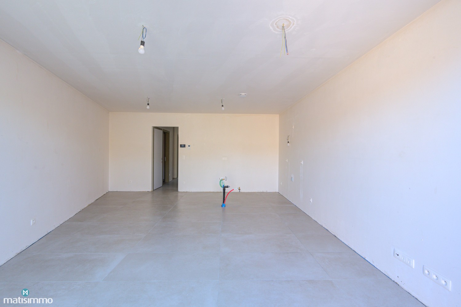 INSTAPKLAAR NIEUWBOUW GELIJKVLOERSAPPARTEMENT MET RUIM TERRAS, BUITENBERGING EN CARPORT IN HET HARTJE VAN HOESELT - foto 4