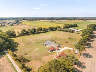 Gelegen te Aalter, midden in een idyllisch landschap en pal langs één van de mooiste paardenroutes van Vlaanderen, bevindt zich deze bijzonder smaakvol gerenoveerde eigendom op een perceel van circa 25.000 m².<br /><br />De woning combineert authentieke charme met hedendaags wooncomfort. Binnenin geniet u van een warme en gezellige leefomgeving met een ruime woonkamer, sfeervolle speksteenkachel, een prachtige landelijke keuken en een lichtrijke eetplaats die uitkijkt over de omliggende weides.<br /><br />De woning beschikt over drie volwaardige slaapkamers, twee verzorgde badkamers en tal van kwalitatieve afwerkingen die bijdragen aan het unieke karakter van deze eigendom.<br /><br />Buiten komt deze woning volledig tot haar recht. Vanuit de gezellige buitenlounge geniet u onder de brustor overkapping van een adembenemend panoramisch zicht en de rustgevende omgeving. Een absolute blikvanger van deze eigendom is de prachtige, recent gerealiseerde orangerie, uitgevoerd met een imposante eikenhouten dakconstructie en rondom voorzien van grote stalen raampartijen. Dankzij te openen ramen geniet u hier tijdens elk seizoen van een unieke verbinding met de omliggende natuur. Vanuit deze uitzonderlijke leefruimte strekt zich een adembenemend uitzicht uit over uw weilanden, waar rust, privacy en natuurbeleving centraal staan. Het is de ideale plek om te ontspannen, gasten te ontvangen of simpelweg te genieten van de stilte en het landelijke karakter van deze unieke locatie.<br /><br />Voor paardenliefhebbers is dit een buitenkans. De eigendom omvat ruime paardenweides, functionele paardenstallen en directe toegang tot de bekende Bulskampveldruiterroute, een prachtig netwerk van ruiterpaden door bossen, dreven en natuurgebieden.<br /><br />Verder beschikt het domein over een dubbele carport en voldoende buitenruimte voor zowel recreatief als professioneel gebruik.<br /><br />Een unieke eigendom voor wie droomt van landelijk wonen, rust, privacy en een directe verbinding met de natuur en het paardenleven.<br /><br />Troeven op een rijtje:<br /><br />Volledig gerenoveerde woning<br />3 slaapkamers<br />Prachtige keuken met eetplaats<br />Speksteenkachels<br />Veranda met fenomenaal uitzicht<br />Gezellige buitenlounge<br />Circa 25.000 m² grond<br />Paardenweides en stallen<br />Dubbele carport<br />Topligging langs de Bulskampveldruiterroute<br />Rustige en groene omgeving nabij Aalter<br /><br />Deze eigendom biedt een zeldzame combinatie van woonkwaliteit, natuurbeleving en hoogwaardige paardenfaciliteiten. Een droomlocatie voor de echte paardenliefhebber.