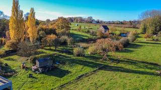 Een ruime (334m²) eengezinswoning met maar liefst 6 slaapkamers, dubbele garage, rustig gelegen in een landelijke en groene omgeving. Op...