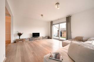 - Bekijk onze website www.koosi.be voor een uitgebreide omschrijving van dit eigendom -Op zoek naar een instapklare woning met mogelijkheid tot praktijk of tweewoonst?Dit recent eigendom, gebouwd in 2012, ligt tussen de dorpscentra van Kapellen en Putte. Het biedt uitzicht op weilanden en een vlotte verbinding naar de autostrade, winkels en openbaar vervoer.Het gebouw omvat momenteel twee wooneenheden (glvl=80m² en duplex=150m²). Beide correct verhuurd en goed onderhouden. Indeling: - GLVL - inkomhal, woonkamer(of praktijk) met open keuken, 1 slaapkamers, badkamer, berging en tuin. - 1E - woonkamer met ruime open leefkeuken, terras en berging/wasplaats. - 2E - 2 ruime slaapkamers, badkamer, bureaukamer/berging en bergzolder. - BUITEN - Tuin met aangelegd terras, tuinberging en garage. De keuze voor degelijke materialen en een kwalitatieve afwerking zorgt ervoor dat je zorgeloos kan intrekken. Daarnaast zorgen de goede isolatie, ventilatie, HR-beglazing en HR-condensatieketels voor een gunstig EPC en een laag verbruik.- Interesse? Aarzel niet om contact op te nemen via stef@koosi.be of 03/666.80.08 -