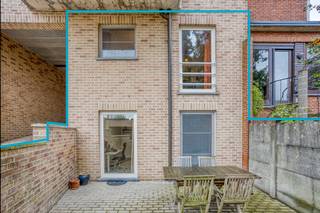 Ruim (147m²) en energiezuinig appartement met o.a. 2 slpk, terras en autostaanplaats + tuinberging. Gelijkvloerse verdieping (65m²) +...