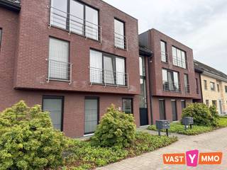 <p><span>Dit ruime appartement op de eerste verdieping (met lift) ligt op een super centrale locatie in Gooreind, recht tegenover Carrefour Market en op wandelafstand van het openbaar vervoer.</span></p><p><span> </span></p><p><span>Indeling:</span></p><p><span>Je komt binnen in de inkomhal met gastentoilet. De ruime leefruimte met open keuken (samen ca. 40 m²) is volledig ingericht met een keramische kookplaat, dampkap, oven, microgolfoven, vaatwasser, koelkast met vriesvak en dubbele spoelbak. Aansluitend aan de keuken bevindt zich een praktische bergruimte/wasplaats met de nodige aansluitingen. Verder zijn er twee slaapkamers van ca. 14 m² en 9 m², die allebei toegang hebben tot het terras. De badkamer is voorzien van een ligbad, aparte douche en een extra brede lavabo met meubel. Een absolute troef is het ruime terras van maar liefst 45 m². Via het schuifraam in de keuken stap je zo naar buiten, waar je heerlijk kan genieten van de buitenruimte en het groene uitzicht. Bij het appartement hoort bovendien een garagebox van ca. 20 m² en een open autostaanplaats, gelegen achteraan op het perceel.</span></p><p><span> </span></p><p><span>Beschikbaar vanaf 01/01/2027</span></p><p><span>Vaste kosten:  € 75/maand</span></p>