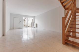 Cette maison moderne et prête à emménager est idéalement située dans le centre d’Alost, à distance de marche des commerces, des écoles et...