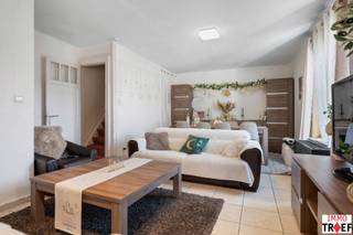 <p>Deze woning is rustig gelegen met een vlotte verbinding naar het centrum van Oudegem en vlakbij Appels, Dendermonde, Schoonaarde, Mespelare, Gijzegem en Aalst. In de nabije omgeving zijn voorzieningen zoals winkels, scholen, openbaar vervoer, fiets-en wandelpaden. De woning is momenteel verhuurd voor 690 €/maand wat dit ook interessant maakt als investering. Huidige indeling: een leefruimte, een geïnstalleerde keuken, een opbergruimte en een apart toilet. Op de verdieping bevinden zich een nachthal, een badkamer met wastafel + douche en zijn er twee slaapkamers. Tot slot is er een zolder. TROEVEN: géén renovatieplicht, rustig maar zeer centraal gelegen, kortom een unieke kans! Vragen, meer info of een bezoek? Contacteer Charlotte van IMMO TROEF: 052 52 52 00 – info@immotroef.be</p>
