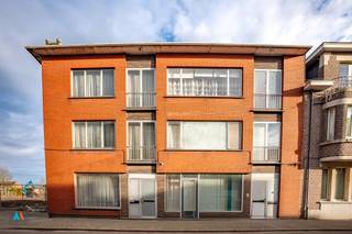 Opbrengsteigendom met handelsruimte en woonunits in Sint-LenaartsInvesteren, wonen én ondernemen op een toplocatie?Deze eigendom in het centrum van...