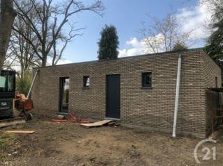 <p>Op zoek naar een woning die u volledig naar uw hand kan zetten, op een uitzonderlijk rustige locatie? Dan is dit een unieke opportuniteit!</p><p>Op een groene locatie in recreatiegebied, waar permanente bewoning is toegestaan, bieden wij u deze casco woning aan. Hier geniet u van een unieke combinatie natuur, privacy en bereikbaarheid.</p><p>Deze volledig gelijkvloerse woning biedt tal van mogelijkheden en kan volledig naar eigen smaak en budget afgewerkt worden.</p><p>Indeling:</p><p>Lichtrijke leefruimte met grote raampartijen<br />Open keuken en eetruimte<br />2 slaapkamers, waarvan één ideaal als bureau of kinderkamer<br />Badkamer<br />Berging/wasruimte</p><p>Troeven van de woning:</p><p>Onder registratierecht!!!<br />Volledig casco: afwerking naar eigen wens<br />Ruim perceel van 4,77 are met veel tuin en groenbeleving<br />Gelijkvloers wonen (ideaal voor alle leeftijden)<br />Rustige ligging met maximale privacy<br />Nabij dorpskernen en voorzieningen</p><p><br />Wil u hiervan uw droomwoning maken? Bel ons dan op 016/90 10 21 of mail info@future-home.be.</p><p>Wenst u een gratis schatting? Vergeet dan zeker geen contact met ons op te nemen!</p><p>Recreatiegebied, vergunning, verkavelingsvergunning, geen dagvaarding, voorkooprecht</p>