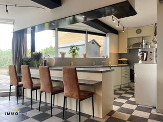 Handelshuis met woonst te koop te Geraardsbergen!Deze goed gelegen handelswoning is momenteel ingericht als cremerie/ijssalon, maar kan ingericht...