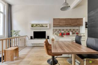 VERKOOP MET LEVENSLANG HUURCONTRACT -> INVESTERING! ZELF NIET ONMIDDELLIJK TE BEWONEN. MEER INFO: https://www.immo2life.be/nl/te-koop?view=detail&id=1246 GERENOVEERD DUPLEXAPPARTEMENT OP EEN TOPLOCATIE VLAKBIJ "GROTE MARKT" TE ANTWERPEN. De vraagprijs bedraagt 420.000 EURO, onder voorwaarde dat de huidige verkoper (M 66 jaar) het appartement levenslang kan huren aan een maandelijkse huurprijs van 1.300 EURO (met jaarlijkse indexatie) + 30 EURO algemene kosten. De verkoper wordt uw goede huisvader huurder, u moet dus zelf geen huurder zoeken. Het betreft een levenslang notarieel huurcontract dat enkel kan worden opgezegd door de huurder. Een ideale investering in vastgoed zonder zorgen met een bruto rendement van 3,71%.Dit modern gelijkvloers appartement met 2 slaapkamers en een polyvalente ruimte in de kelderverdieping maakt deel uit van een totaalrenovatieproject uit 2014. Het gebouw, een voormalige burgerwoning, werd stijlvol omgevormd tot een meergezinswoning met 4 appartementen. De ligging is ideaal: in het gegeerde historische stadscentrum van Antwerpen, in een rustige straat vlakbij de Grote Markt, met uitstekende verbindingen (N1, N12, N113 en N49a).Dit appartement biedt alle moderne wooncomfort en werd energiezuinig gerenoveerd. Zo werden de gevels en het dak volledig geïsoleerd, beschikt het pand over ramen met hoogrendementsbeglazing en wordt er verwarmd met een condensatiegaswandketel. De elektrische installatie is conform de AREI-normen tot en met 2039. De gemeenschappelijke maandelijkse onderhoudskosten zijn verwaarloosbaar aangezien er geen lift of externe syndicus is.De indeling is als volgt: inkom met gepantserde deur, gezellige woonkamer met open, volledig uitgeruste keuken, afzonderlijke berging/wasruimte, ingerichte badkamer met douche, wastafel en toilet, 1ste slaapkamer, ruime 2de slaapkamer met toegang tot de binnenkoer (20m²), polyvalente kelderruimte met ingebouwd ligbad en voorziening in de gemeenschappelijke inkomhal om fietsen te stallen.Een ideaal appartement voor wie op zoek is naar een investering met toekomstwaarde in één van de meest gegeerde wijken van Antwerpen.