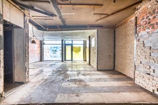 Ce bâtiment commercial polyvalent a une superficie construite d'environ 80 mètres carrés au rez-de-chaussée.Un escalier fixe mène au premier étage,...