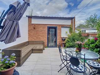 Stap binnen in deze gezellige woning met drie slaapkamers en tuin. Via de gezellige inkomhal komt u binnen in de leefruimte. U kan genieten van...