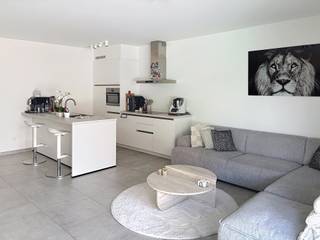 <p>Prachtig nieuwbouwappartement op de 1ste verdieping van klein gebouw in het centrum van Merchtem.<br /><br />Het appartement bestaat uit een ruime inkomhal, een ruime, lichtrijke woonkamer met open keuken en met toegang tot het terras van ± 10m². Verder beschikt het appartement over twee slaapkamers, badkamer met inloopdouche, een apart toilet en berging met aansluiting voor machines. Kelder en fietsenberging voor 2 fietsen. Autostaanplaats binnen.<br />Het appartement voldoet aan de BEN-normen en is dus heel energiezuinig met warmtepomp en vloerverwarming. <br /><br />Op wandelafstand van winkels, station (Dendermonde - Brussel) en openbaar vervoer. <br /><br />Vrij vanaf 15/07/26<br />Lasten 90€/maand</p>