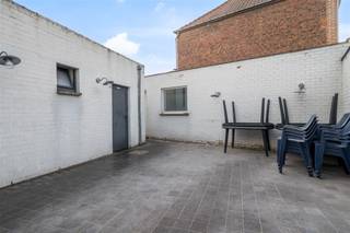 <p><span>TOPPER!!! </span></p><p><span> </span></p><p><span>In de Aalsterse stadsrand bevindt zich dit handelshuis bestaande uit:</span></p><p><span>- Handelspand voor allerlei doeleinden, momenteel gebruikt als frituur, maar kan ook dienen voor andere horeca, boetiekwinkel, kapsalon ... is zeker mogelijk! </span></p><p><span>Aansluitend is er een ruim terras en een afgesloten garage aanwezig.</span></p><p><span> </span></p><p><span>- Woonst op de bovenverdieping met 2 slaapkamers en met mogelijkheid tot uitbreiding naar de zolderverdieping voor een extra kamer.</span></p><p><span> </span></p><p><span>Voor meer informatie of een bezoek, contacteert u Luc van Immo Zone op het nummer 0492/ 46.12. 10. </span></p><p><span> </span></p>