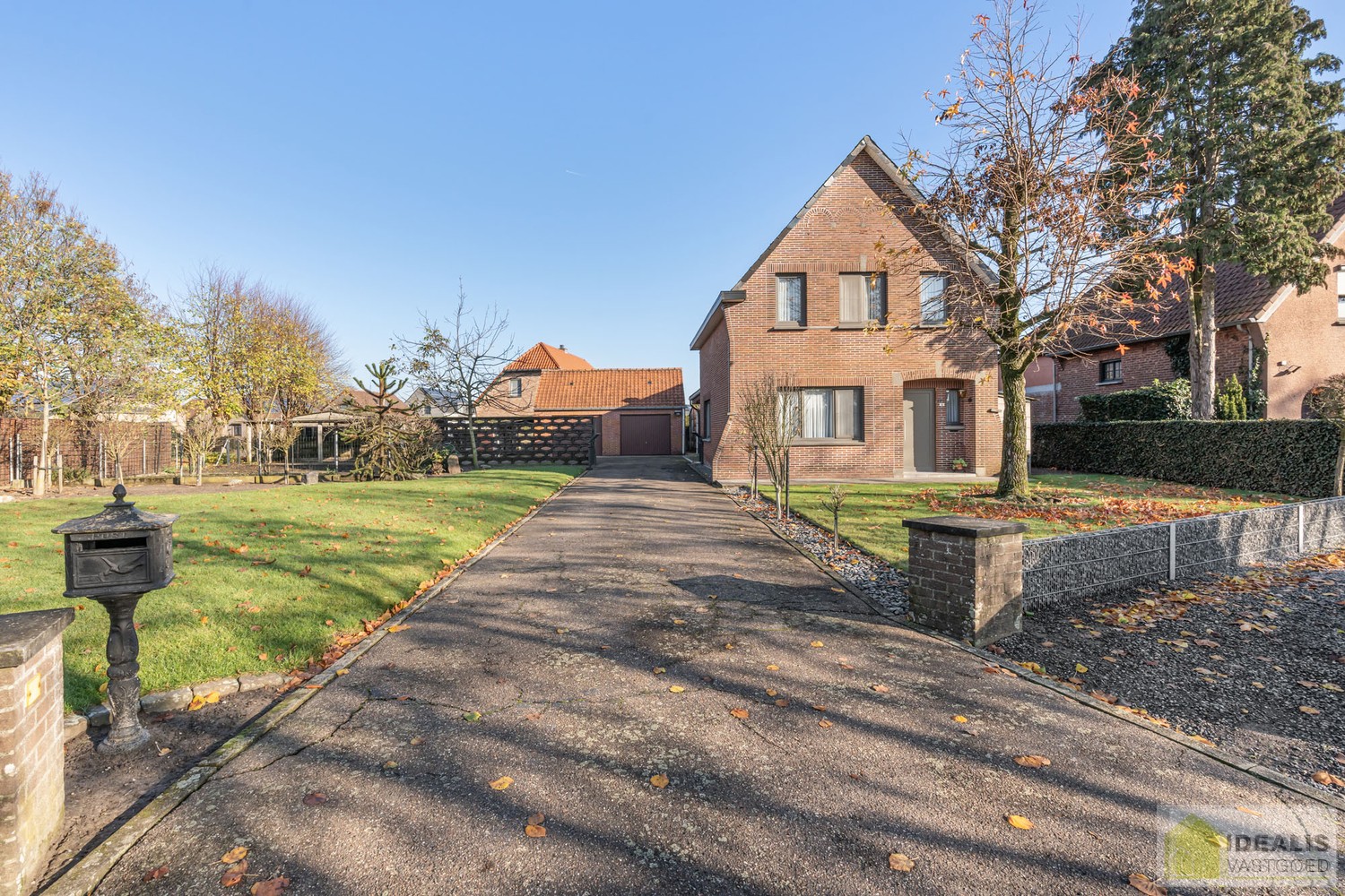 TE RENOVEREN WONING NABIJ HET CENTRUM VAN WIJCHMAAL, PEER OP EEN PERCEEL VAN MAAR LIEFST 12A 5CA – DE WONING OMVAT EEN OPEN LEEFRUIMTE MET VEEL LICHTINVAL, KEUKEN MET AANSLUITEND EETKAMER, 3 SLAAPKAMERS, BADKAMER, VERANDA EN TWEE RUIME OPSLAGRUIMTES/WERK - foto 2