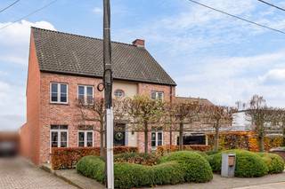 TE KOOP – Itegem | Isschotweg 55 ARuime, instapklare pastorijwoning met bijgebouw op 1 180 m².Deze charmante en uitstekend onderhouden pastorijwoning...