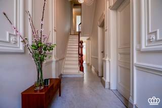 <p><span>Stijlvol en hoogwaardig gerenoveerd herenhuis met zuidgerichte stadstuin, gelegen op een absolute toplocatie in Antwerpen-Zuid! </span></p><p><span> </span></p><p><span>Gelijkvloers</span></p><p><span>Bij het betreden van dit neoclassicistische herenhuis in de Cuylitsstraat komt u in de royale inkomhal, waar de hoge plafonds, authentieke wand- en plafonddetails en de marmeren vloer onmiddellijk de grandeur van dit herenhuis weerspiegelen. Hier bevindt zich een gastentoilet met handenwasser. Vanuit de inkomhal bereikt u de leefruimte op eikenhouten visgraatparket, harmonieus ingedeeld in een eetkamer en een zithoek, beide voorzien van een originele marmeren schouw. Aansluitend bevindt zich de recente vernieuwde keuken op mortexvloer in hoogwaardig walnoothout, afgewerkt met composieten werkbladen en hedendaagse apparatuur. De keuken beschikt nog over een aparte ontbijtbar met sfeervolle koffiecorner. Via het grote schuifraam heeft u toegang tot het terras en de zuidgerichte tuin, een discrete en rustige buitenruimte in het hart van de stad.</span></p><p><span> </span></p><p><span>Eerste verdieping</span><span><br />De authentieke houten trap leidt naar de eerste verdieping. Hier bevindt zich de luxueus vernieuwde badkamer, voorzien van een dubbele marmeren wastafel en een meubel in massief gebrand eikenhout. Verder beschikt de badkamer over een ruime inloopdouche en een ligbad. Hiernaast is een apart toilet aanwezig. Op deze verdieping bevinden zich tevens twee ruime slaapkamers op eikenhouten visgraatparket, elk met een authentieke marmeren sierhaard. </span></p><p><span> </span></p><p><span>Tussenverdieping</span></p><p><span>Op de tussenverdieping bevindt zich een casco, af te werken ruimte, die diverse mogelijkheden biedt, waaronder de realisatie van een extra badkamer. </span></p><p><span> </span></p><p><span>Tweede verdieping</span></p><p><span>De tweede verdieping omvat twee ruime slaapkamers op eikenhouten visgraatparket, opnieuw elk met een authentieke marmeren sierhaard. </span></p><p><span>Daarnaast bevindt zich een extra kamer die momenteel is ingericht als dressing. </span></p><p><span> </span></p><p><span>Derde verdieping</span><span><br />Op de derde verdieping bevinden zich twee slaapkamers en een kantoorruimte uitgerust met een op maat gemaakt wandmeubel in walnoothout. </span></p><p><span>De volledige verdieping is afgewerkt met een eikenhouten visgraatparket.</span></p><p><span> </span></p><p><span>Vierde verdieping/zolder</span></p><p><span>Op de vierde verdieping bevindt zich nog een volledig afgewerkte en praktische zolderruimte. </span></p><p><span> </span></p><p><span>Souterrain</span></p><p><span>Het herenhuis beschikt over een volwaardig souterrain dat zich uitstrekt over de volledige oppervlakte van de woning en is opgedeeld in meerdere functionele ruimtes.<br />Vanuit het souterrain is er bovendien directe toegang tot de tuin. </span></p><p><span> </span></p><p><span>Tuin</span></p><p><span>Aan de achterzijde van het herenhuis bevindt zich een zuidgerichte tuin met verschillende terrassen en veel privacy.</span></p><p><span> </span></p><p><span>Bijzonderheden</span></p><p><span>- </span><span>De bewoonbare oppervlakte is inclusief het souterrain (ca. 95 m²) en exclusief de afgewerkte bergzolder (ca. 30 m²).</span></p><p><span>- Het herenhuis is gelegen op een uiterst gegeerde locatie in Antwerpen-Zuid</span></p><p><span>- Gunstig EPC-label, elektriciteit conform en asbestveilig/vrij</span></p><p><span>- Sinds 2023 werd het herenhuis grondig gerenoveerd met behoud van authentieke elementen waardoor het karakter en de grandeur behouden is gebleven.</span></p><p><span> </span></p><p><span> </span></p><p><span> </span></p><p><span> </span></p><p><span> </span></p><p><span> </span></p><p><span> </span></p>