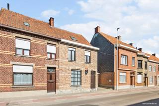 Instapklare woonst bestaande uit: inkomhal, woonkamer - salon met aansluitende keuken met ontbijthoek, hal, toilet en slaapkamer. Kelder.Op de...