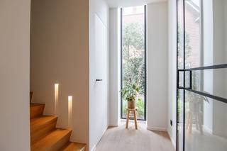 <strong>High-end, totaal gerenoveerde, ruime en energiezuinige woning met doordachte indeling op een TOP-locatie in Hasselt<br /><br />Troeven : <br /><br />- Uitzonderlijke stadslocatie in een gewilde omgeving <br />- Absolute High-End totaalrenovatie <br />- Energielabel A <br />- Hoogwaardige en tijdloze architectuur<br />- Doordachte indeling <br />- Fitnessruimte<br />- Unieke TV-ruimte<br />- Voldoende parking voor auto's<br />- Ruime fietsenberging<br />- ...</strong><br /><br /><strong>Zeer geslaagde totaalrenovatie</strong><br />Deze moderne woning aan de Vuurkruisenlaan in Hasselt werd in 2020 grondig totaal gerenoveerd, met bijzondere aandacht voor comfort, kwaliteit en energiezuinigheid.<br />Het resultaat is een stijlvolle en volledig instapklare woning met EPC-label A en een uitzonderlijk lage energiescore van slechts 26 kWh/m² per jaar. Ideaal voor wie eigentijds wil wonen zonder bijkomende renovatiekosten of energetische ingrepen op korte termijn.<br />Ook technisch is de woning bijzonder compleet uitgerust met onder meer zonnepanelen, domotica, ventilatie, warmtepomp, regenwaterrecuperatie, vloerverwarming en vloerkoeling en driedubbele beglazing.<br />Locatie<br />De woning bevindt zich in de aangename Sint-Katharinawijk in Hasselt, een rustige woonomgeving op korte afstand van het stadscentrum.<br />Winkels, scholen, openbaar vervoer en andere dagelijkse voorzieningen bevinden zich in de onmiddellijke omgeving. Dankzij de ligging tussen de Grote en Kleine Ring geniet u bovendien van een uitstekende bereikbaarheid naar de belangrijkste verbindingswegen en de E313.<br />Een centrale ligging die rustig wonen combineert met een bijzonder vlotte bereikbaarheid.<br /><br /><strong>Indeling</strong><br />Ook aan ruimte ontbreekt het deze knappe gezinswoning niet.<br />Op het gelijkvloers komen we binnen via de inkomhal met vestiaire en gastentoilet. Aansluitend bevindt zich de riante leefruimte, die verbinding maakt met zowel de bureauruimte aan de straatzijde als de bijzonder ruime keuken met open zicht op het terras en de prachtige tuin.<br />Vanuit de keuken bereikt u de praktische bijkeuken, een fietsenstalling met sectionale poort en een ruime fitnessruimte met zicht op de achtertuin.<br />Over de twee bovenliggende verdiepingen beschikt de woning over maar liefst vier slaapkamers, twee badkamers, twee dressings, twee toiletten en een afzonderlijke wasplaats.<br />Doorheen de volledige woning valt het hoge afwerkingsniveau onmiddellijk op, met maatwerk in vrijwel iedere ruimte.<br />De technische installaties bevinden zich grotendeels in de praktische kelderverdieping, waar bovendien een gezellige mancave met zit- en saunagedeelte werd ingericht.<br /><br /><strong>Conclusie</strong><br /><br />Een uitzonderlijk complete gezinswoning waar ruimte, hoogwaardige afwerking en energiezuinigheid perfect samenkomen.<br />Dankzij de totaalrenovatie van 2020, het EPC-label A, de uitgebreide technische uitrusting en de centrale ligging is dit een bijzonder aantrekkelijke opportuniteit voor wie instapklaar, comfortabel en eigentijds wil wonen in Hasselt.<br /><br />Interesse gewekt ? Laat je gegevens achter en Koen nodigt je asap uit voor een persoonlijke rondleiding.