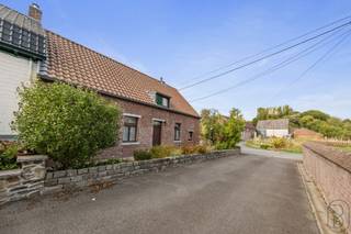 Leuk renovatieproject met veel mogelijkheden en potentieel in het mooie dorp Isières.De woning bestaat uit twee aparte gebouwen, wat ruimte biedt...