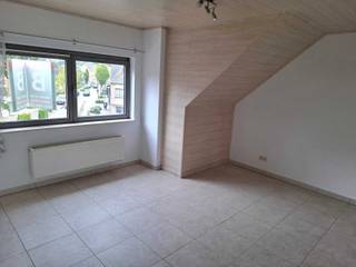 Gezellig dakappartement in Geel-Larum bestaande uit: leefruimte, geïnstalleerde keuken met eetkamer, nachthal, berging, apart toilet, badkamer met lavabo en douche, 1 slaapkamer en mooi zonning terras.<br /><br />Het appartement beschikt over een autostaanplaats en er kan tevens gebruik gemaakt worden van een fietsenberging.<br /><br />Verder is het voorzien van centrale verwarming op aardgas en kan het terugvallen een gunstig EPC-cijfer.<br /><br />Huurprijs bedraagt € 700/maand.<br /><br />Beschikbaar vanaf 1/02/2026.<br /><br />Contacteer ons kantoor voor meer info of een bezoek ter plaatse via 0471/605.314 of mail info@immo-b.be!