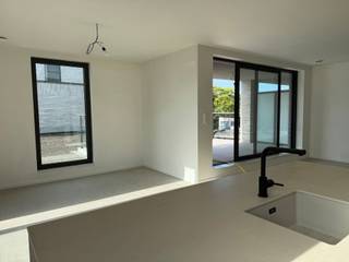 Welkom in dit nieuwbouw hoekappartement welke deel uitmaakt van project NOVUS te Bonheiden, gelegen op een unieke locatie in centrum Bonheiden.Het appartement omvat 2 ruime slaapkamers, badkamer met inloopdouche, WC, wasplaats en living met ingerichte open keuken welke uitgeeft op het ruim zonneterras(21m²).Verder beschikt het appartement over een gemeenschappelijke fietsenberging en is er de mogelijkheid tot huren van een autostaanplaats met aansluitende berging.(+75euro/maand)Het appartement wordt volledig geschilderd.