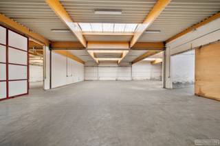 <h3><strong>Magazijn</strong></h3>

<ul>
	<li>1605 m² </li>
	<li>kan apart opgedeeld worden in meerdere delen</li>
	<li>aparte bureauruimte</li>
	<li>lichtstraten </li>
	<li>gepolierde beton </li>
	<li>3 sectionaalpoorten</li>
	<li>Verwarming</li>
	<li>Geïsoleerd dak in het magazijn</li>
	<li>Lichtkoepels</li>
	<li>Parking aan voordeur en onder afdak</li>
</ul>

<h3>Interesse? Neem contact op</h3>
Contacteer gerust Sarah voor een afspraak via sarah@maesconceptimmo.be 