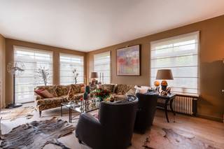 Vous recherchez un bien d'exception où vivre, travailler et profiter de la vie vont de pair ? Cette impressionnante villa de 2003, située sur un terrain de 944 m² dans le quartier populaire de Kobbegem, offre pas moins d'environ 500 m² de surface habitable et une combinaison unique d'espace, de confort et de fonctionnalité.Disposition :Rez-de-chaussée :- Spacieuse salle polyvalente ou bureau d'environ 115 m², idéale pour une profession libérale, un cabinet, une salle d'exposition, un studio ou des activités de travail à domicile.- Deux garages intérieurs.- Allée spacieuse pouvant accueillir plusieurs véhicules.Premier étage :- Cuisine entièrement équipée.- Salle à manger confortable- Buanderie pratique avec rangement supplémentaire.- Salon spacieux avec beaucoup de lumière.- Bar confortable, idéal pour passer des soirées divertissantes en famille ou entre amis.Deuxième étage :- Chambre principale avec coin salon privé.- Pansement ajusté.- Salle de bain de luxe attenante à la suite principale.- Deuxième chambre spacieuse avec salle de bain privée.Troisième étage :- Troisième chambre avec salle de bain privée, idéale comme appartement d'invités ou espace de vie indépendant.La villa possède un jardin magnifiquement aménagé et entièrement équipé où la paix, l'intimité et la détente sont essentielles. Un endroit idéal pour profiter des beaux jours, des fêtes de famille ou d'agréables soirées dans la verdure.Registre des mesures: en cours de demande