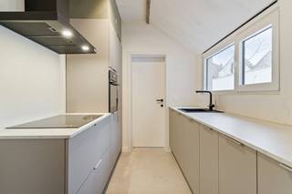 Langs de Barthelsstraat in Assebroek vinden we deze gerenoveerde woning te koop met 3 slaapkamers, dressing en gezellige stadskoer. Deze woning...