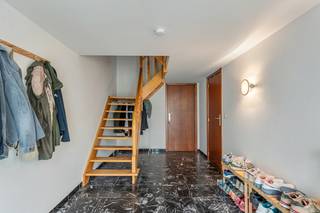 Deze goed gelegen woning onderging reeds een aantal belangrijke renovaties waaronder de omschakeling van stookolie naar gas(2014), een...