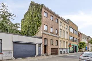 In de Constitutiestraat te Antwerpen is dit opbrengsteigendom, ingedeeld in een garage en 4 appartementen en gekend als garage met 3 appartementen,...