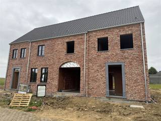 Twee nieuwe koppelwoningen in een recente verkaveling te Ingooigem, een dorp aan de voet van de Vlaamse Ardennen. De woningen hebben op...