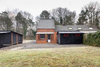 Deze halfopen bebouwing is gelegen op een idyllische en rustige locatie midden in het groen, waar natuur en sereniteit centraal staan. Omringd door bos en met een open zicht op weilanden en bomen, geniet je hier dagelijks van een uitzonderlijk ruimtelijk gevoel en absolute rust. Tegelijkertijd profiteer je van een vlotte verbinding naar omliggende gemeentes, de autosnelweg, winkels en het openbaar vervoer, wat deze woning bijzonder aantrekkelijk maakt.<br /><br />De woning bevindt zich op een perceel van 390 m² en biedt dankzij haar ligging een prachtig panoramisch uitzicht op het omliggende landschap.<br /><br />Dit pand vormt het ideale renovatieproject, waarbij je de woning volledig kan inrichten en afwerken naar eigen smaak en wensen.<br /><br /><strong>Indeling:<br />Gelijkvloers:</strong>
<ul>
	<li>Gezellige woonkamer</li>
	<li>Zithoek</li>
	<li>Keuken met zicht op de tuin</li>
	<li>Ruime berging met aansluiting voor wasmachine</li>
	<li>Badkamer met douche en lavabo</li>
	<li>Apart toilet</li>
	<li>Kelder</li>
</ul>
<strong>Eerste verdieping:</strong>

<ul>
	<li>Twee slaapkamers</li>
	<li>Bergzolder, perfect in te richten als dressing of extra bergruimte</li>
	<li>Extra zolder bereikbaar via plafondluik, ideaal voor bijkomende opslag</li>
</ul>
<br />Deze woning is uitermate geschikt voor wie op zoek is naar rust. Het is een woning met potentieel, op een unieke ligging in het groen.<br /><br />Interesse? Neem snel contact met ons op voor meer informatie of een bezoek ter plaatse: info@sublimmo.be of 014 84 83 69.