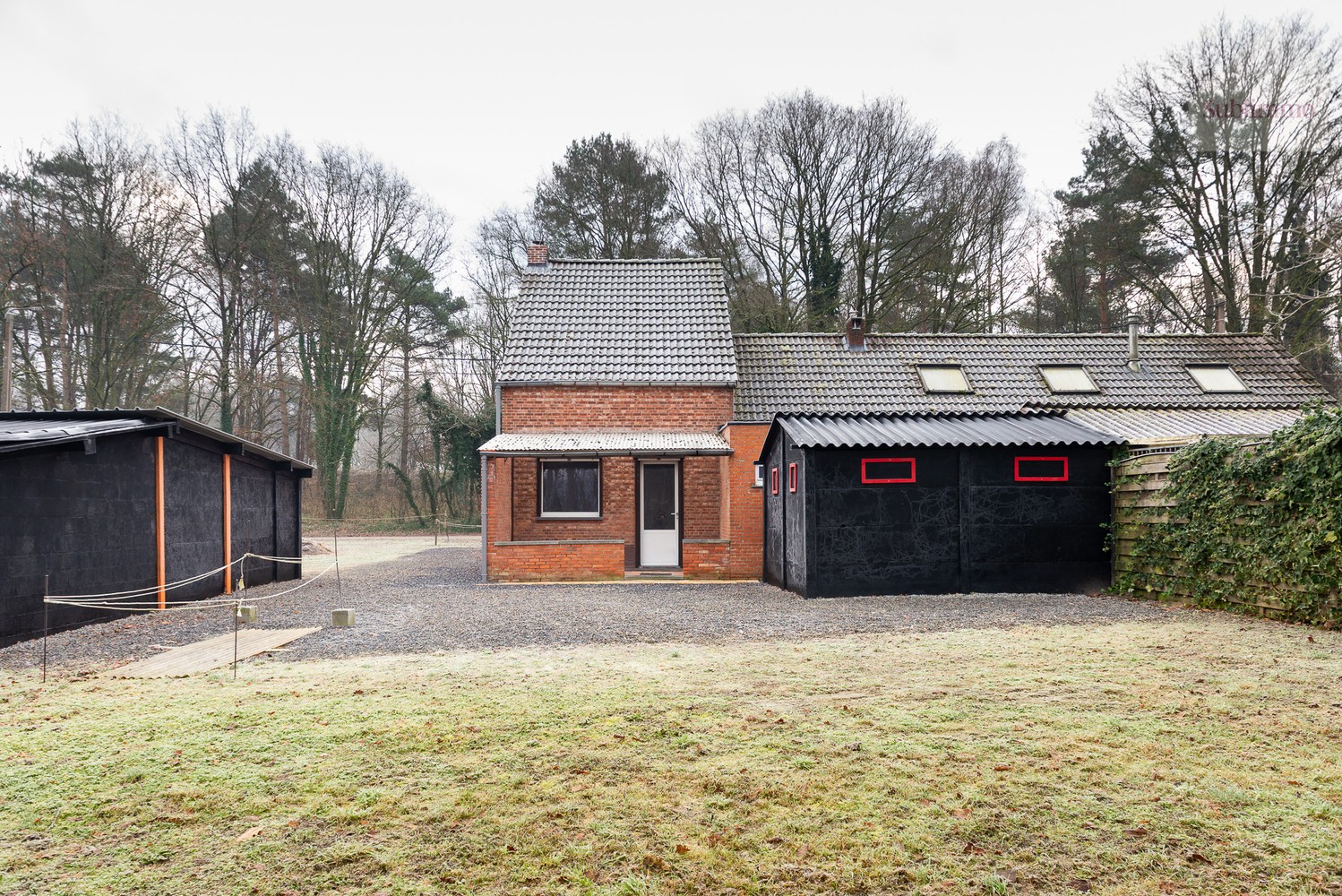 Charmante halfopen bebouwing op idyllische bosrijke locatie – uniek renovatieproject - foto 2