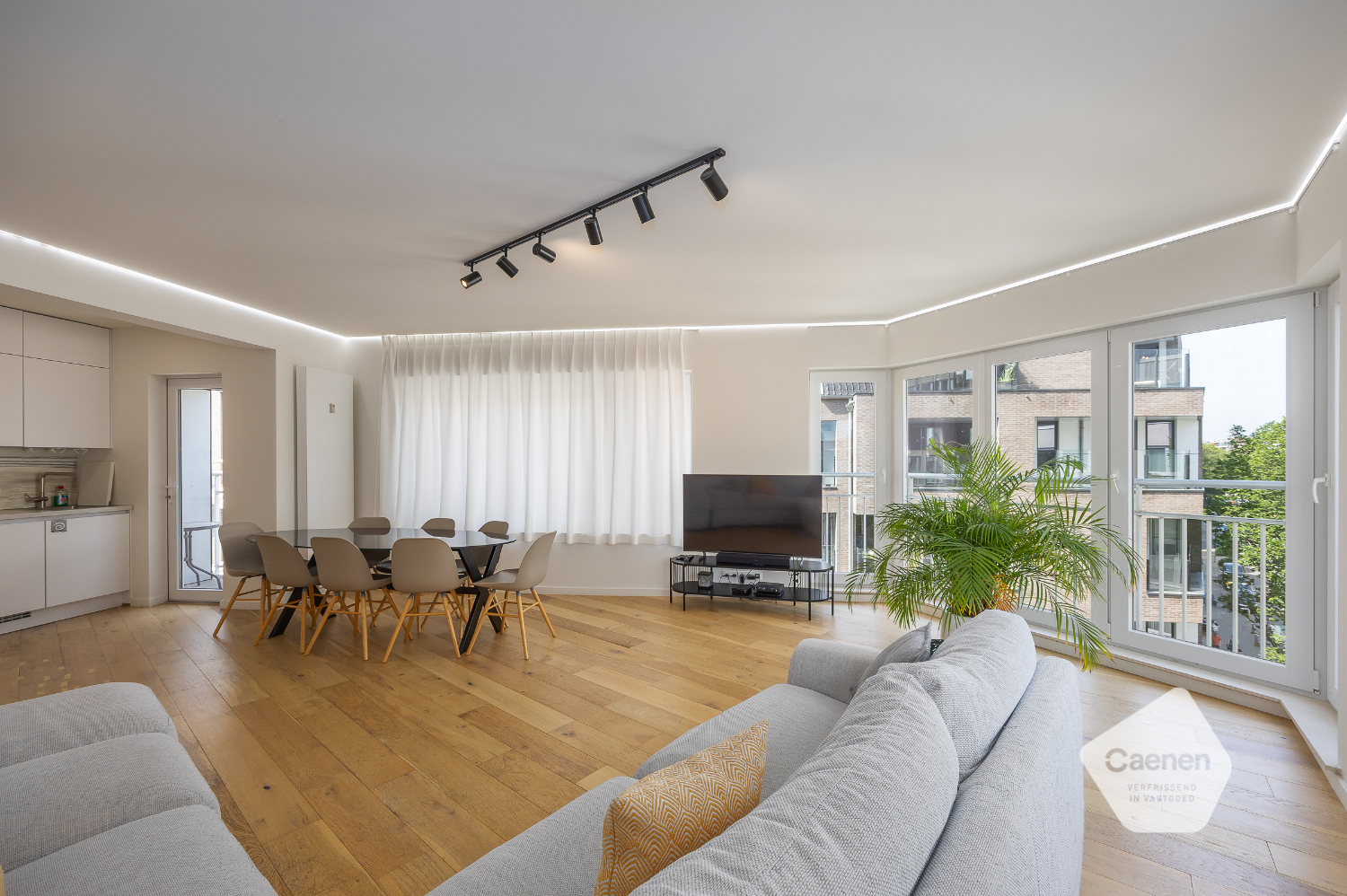 Gerenoveerd drie slaapkamer appartement op centrale ligging - foto 1