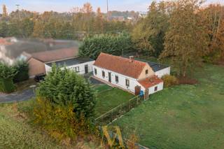 Op een unieke locatie, nabij de Karmel te Waregem, bevindt zich deze te renoveren woning met ruim bijgebouw, gelegen op een ruim perceel grond aan het einde van een doodlopende straat. De ligging combineert een landelijke sfeer met een vlotte verbinding naar het centrum en de E17.<br /><br />De woning ligt in een landschappelijk waardevol agrarisch gebied, waar een bouwvrije strook van 30 meter behouden moet blijven ten opzichte van de snelweg (E17). Dit zorgt voor een open en groen uitzicht.<br /><br />De indeling omvat een leefruimte, keuken, badkamer, twee slaapkamers, voorplaats en zolder. Het ruime bijgebouw biedt bijkomende mogelijkheden voor opslag, hobbyruimte of uitbreiding van de woonfunctie.<br /><br />Dankzij de goede ligging, het ruime perceel en het potentieel van de gebouwen is dit een uitstekende opportuniteit voor wie op zoek is naar een renovatieproject met karakter in Waregem.<br /><br />📅 Interesse?<br />📞 0498 44 78 00<br />📧 info@maximevanneste.be